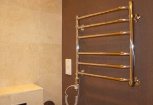 Установка электрического полотенцесушителя в ванной в Ревде